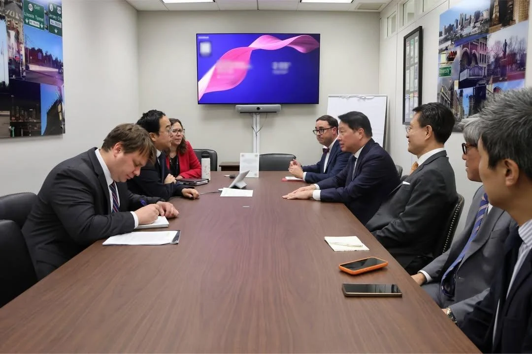 앤디 김 뉴저지주 상원의원(왼쪽 가운데)과 최태원 SK그룹 회장(오른쪽 가운데)이 한미 경제 협력과 뉴저지 지역의 혁신 프로젝트에 대해 논의하고 있다. / 사진=앤디 김 뉴저지주 상원의원 SNS