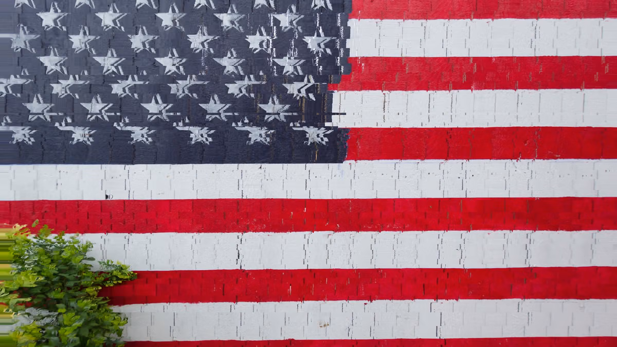 Bitcoin’s midterm bottom pattern faces a test as QQQ shows mixed returns