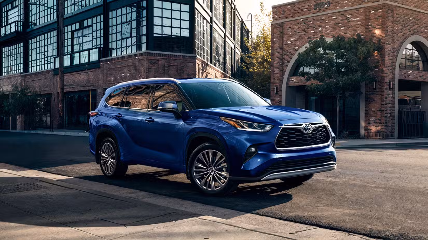 2026 Toyota Highlander Hybrid front 3/4 Driving Shot
