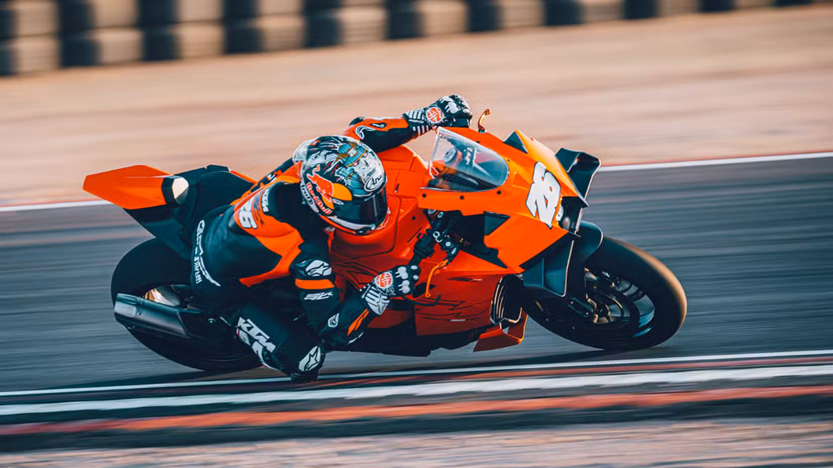 KTM 990 RC R riding on track knee down
