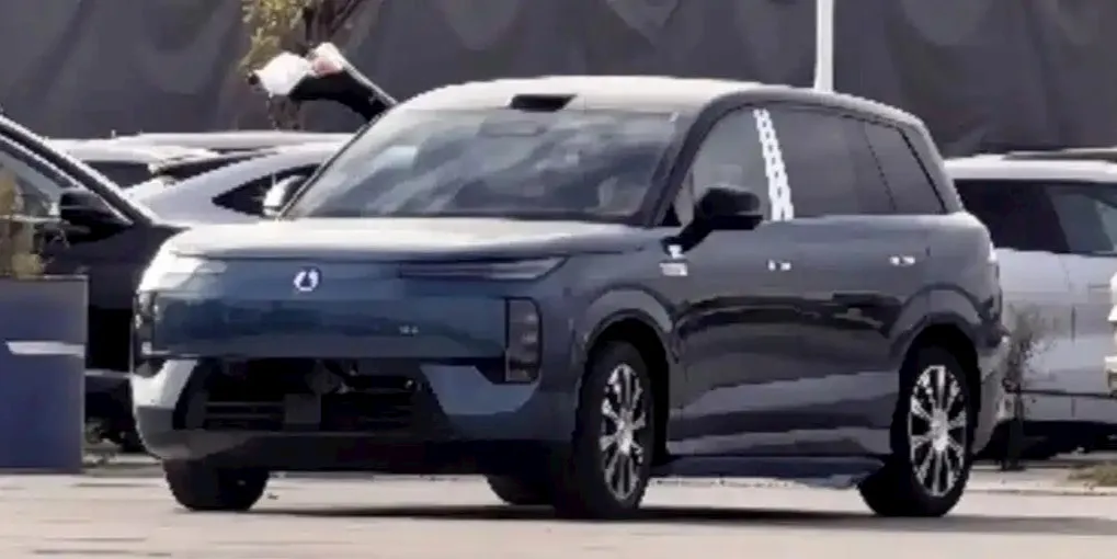 BYD-Denza-N8-EV-spotted