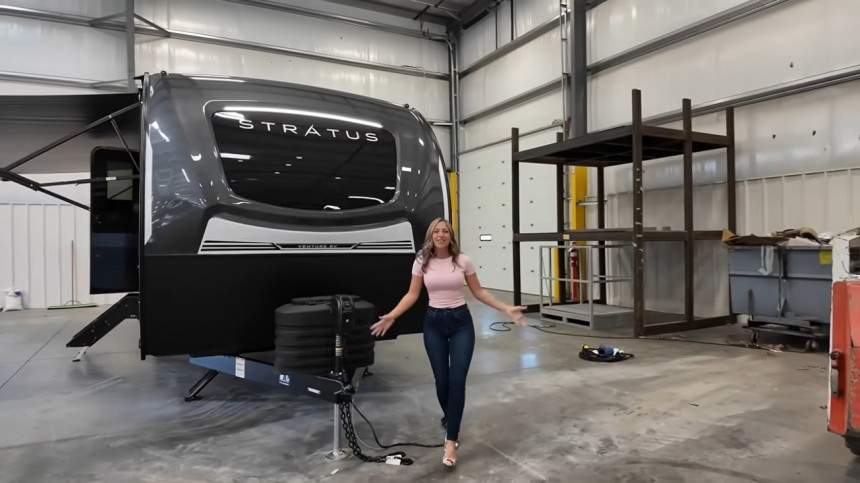 2027 Venture RV Stratus 231VRK travel trailer