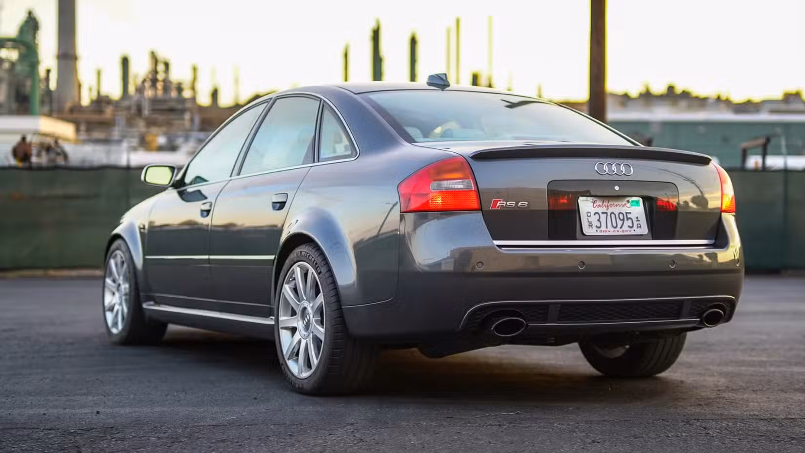 The rear 3/4 view of a grey 2003 Audi RS6 Sedan