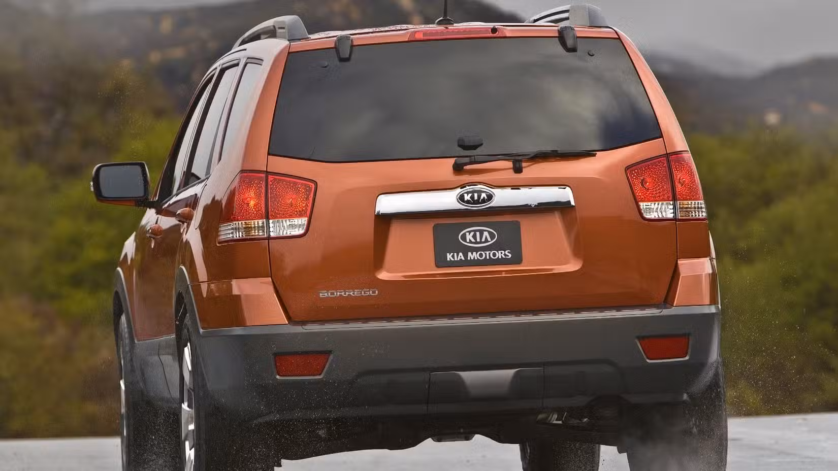 2009 Kia Borrego rear shot driving