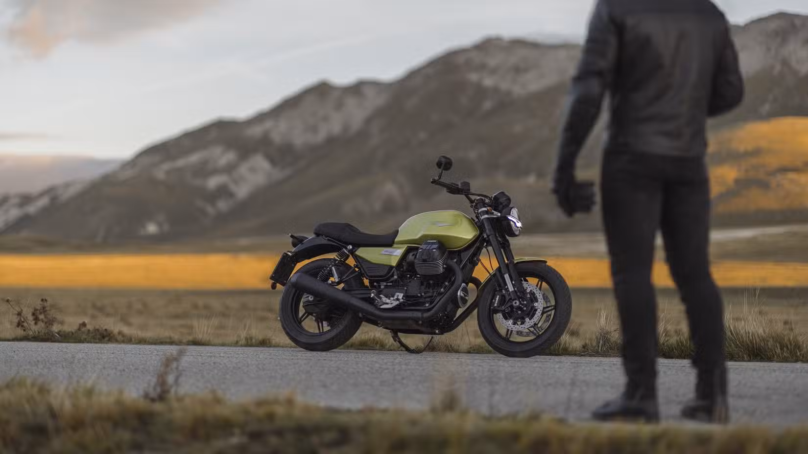 2025 Moto Guzzi V7 Sport static shot