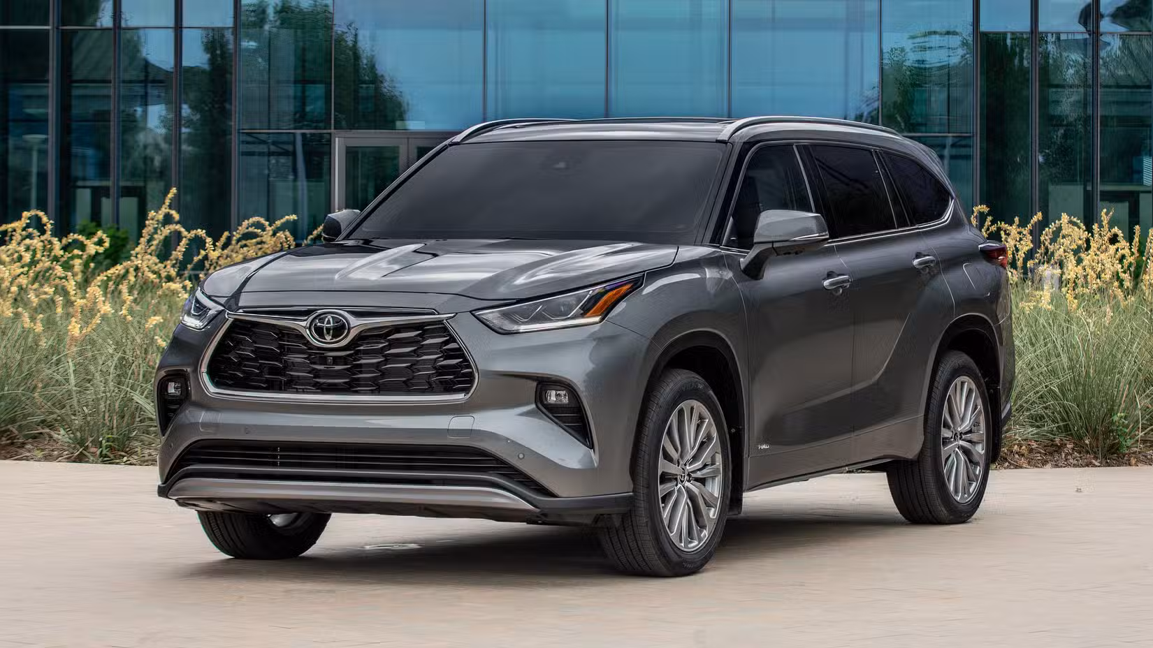 Front three-quarters shot of a 2025 Toyota Highlander Hybrid