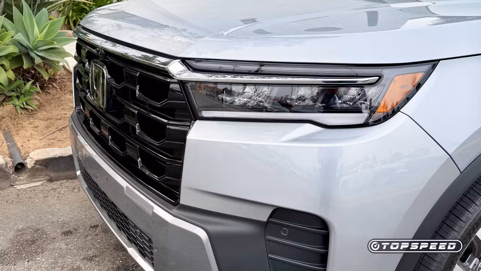 Close-up shot of 2026 Honda Pilot grille