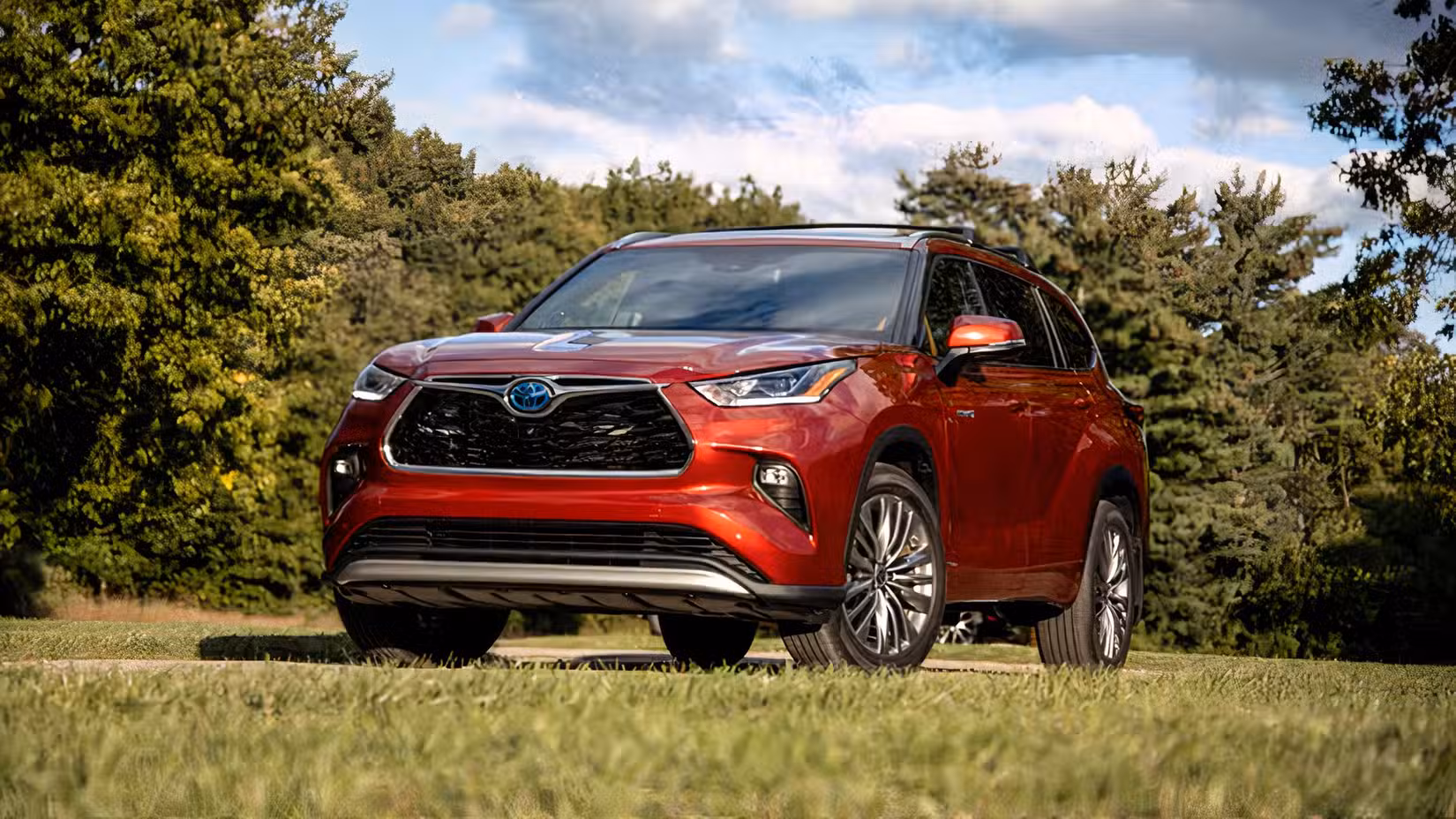 Front 3/4 shot of 2026 Toyota Highlander Hybrid parked off-road