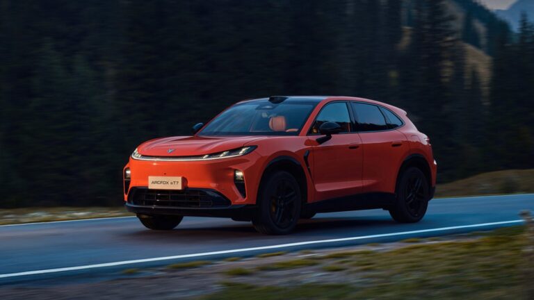 Arcfox launches Alpha T7 SUV with dual powertrain options from about ,640
