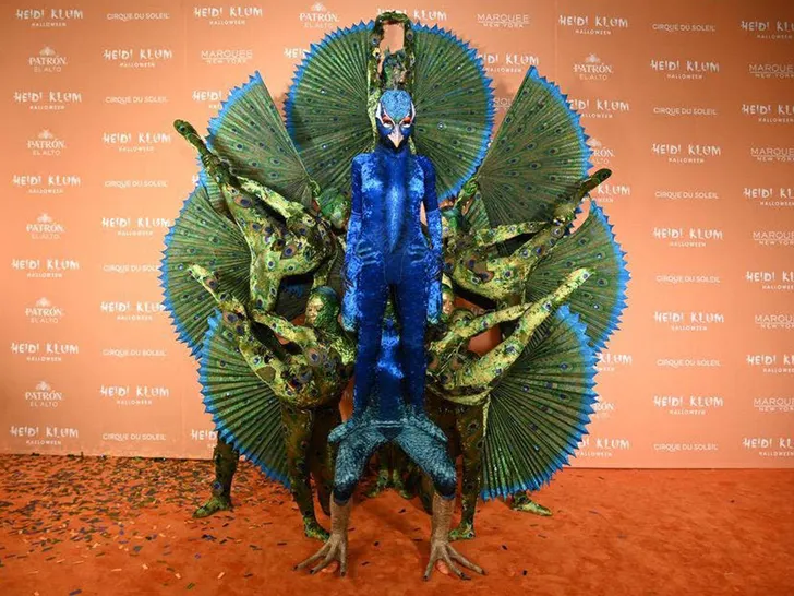 1026-Heidi-Klum-Best-Halloween-Costumes-Sub2