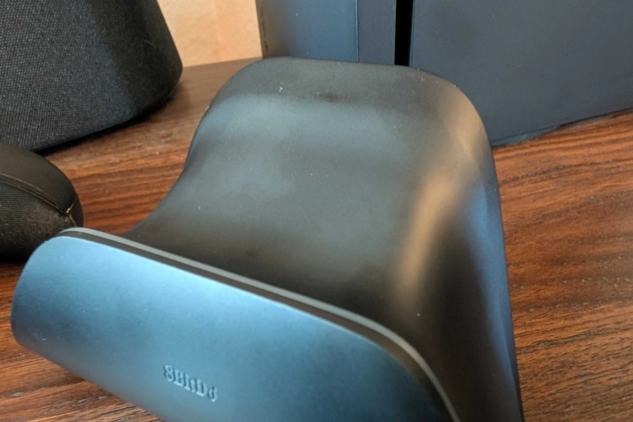 The Ultimate 3E’s dock uses wireless charging, and you don’t have to align any pogo pins.