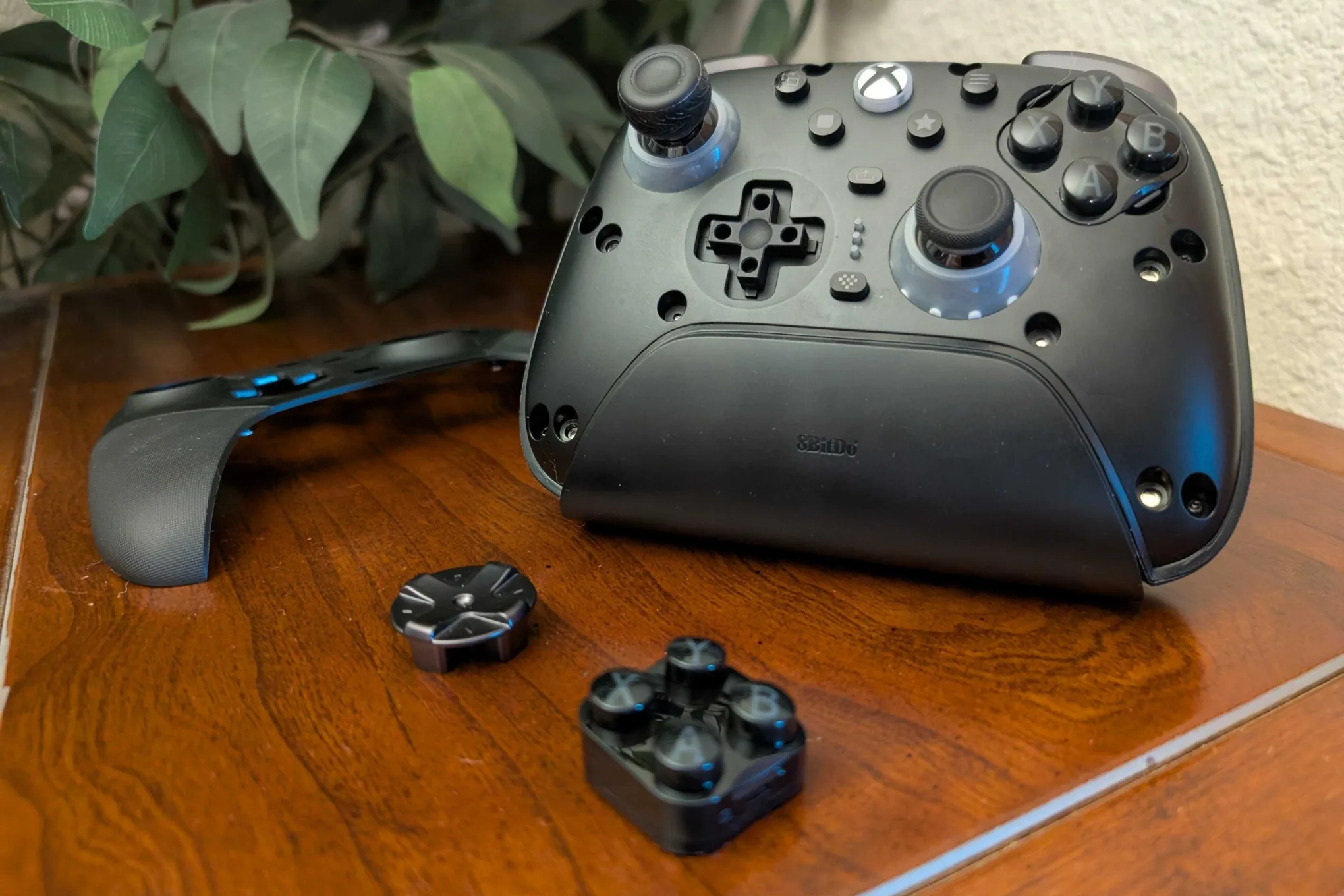 The Ultimate 3’s faceplate is held in place magnetically, hiding the many customizable mechanisms beneath.