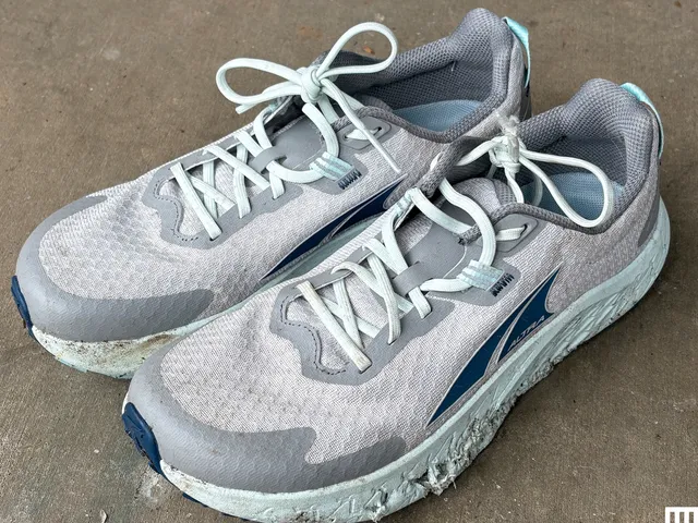 Altra Outroad 3, a pair of running sneakers in white, grey and light blue