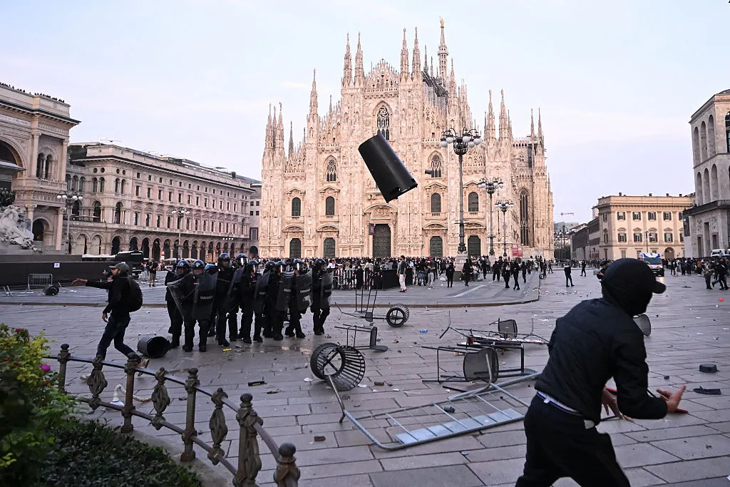 Gli scontri in Piazza Duomo a Milano