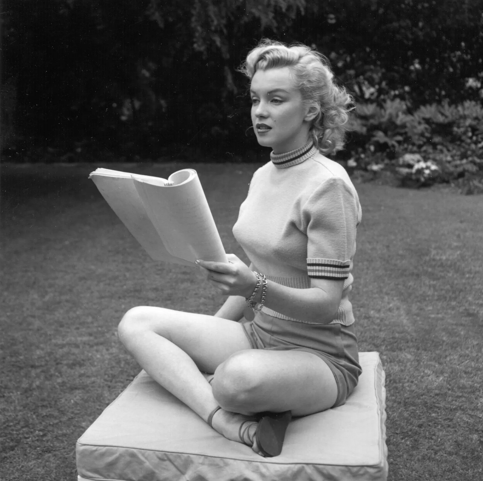 Marilyn Monroe sitting and reading