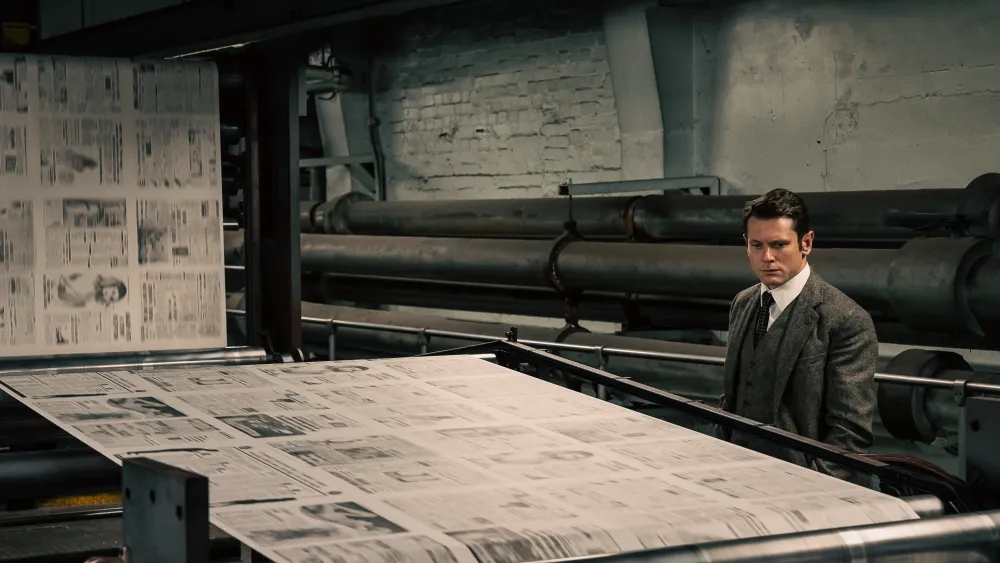 How ‘Ink’ Manufacturing Designers Recreated The Sun Newsroom
