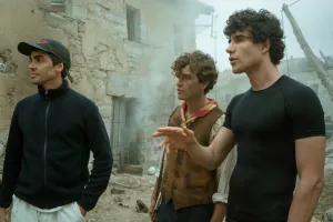 LA BOLA NEGRA. (L to R) Director Javier Ambrossi, Guitarricadelafuente as Sebastián and Director Javier Calvo on the set of La Bola Negra. Cr. Carla Oset/Netflix © 2026.
