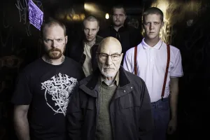 GREEN ROOM, from left: Brent Werzner, Colton Ruscheinsky, Patrick Stewart, Mason Knight, Samuel Summer, 2015. ph: Scott Patrick Green/ © A24 /courtesy Everett Collection