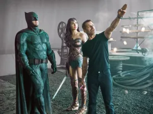 JUSTICE LEAGUE, l-r: Ben Affleck (as Batman), Gal Gadot (as Wonder Woman), director Zack Snyder on set, 2017. ph: Clay Enos/©Warner Bros. Pictures/courtesy Everett Collection