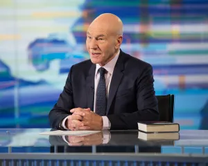 BLUNT TALK, Patrick Stewart, 'The Queen of Hearts', (Season 1, ep. 105, airs Sept. 19, 2015). photo: Justina Mintz / © Starz / Courtesy: Everett Collection