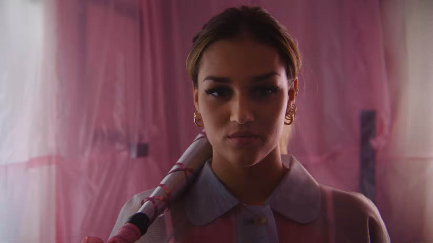 A woman holds a pink batt in No Angel (Swedish title: Ingen Angel)