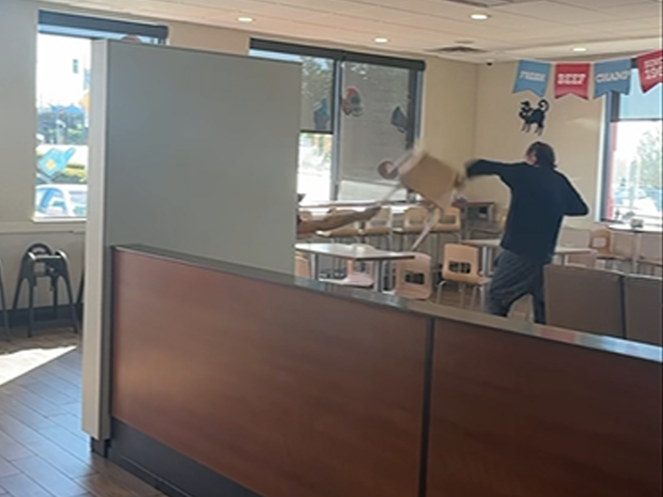 102826_wendys_knife_fight_sg