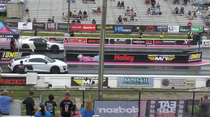 Audi R8 vs\. Nissan GT\-R