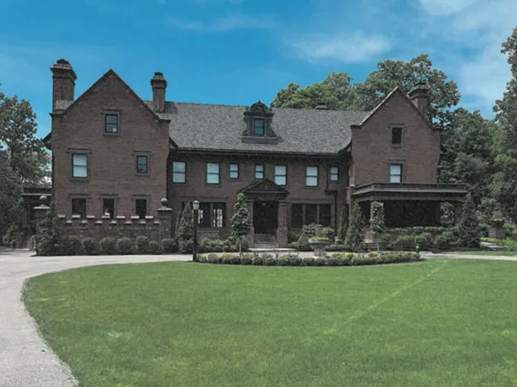 Taylor Swift and Travis Kelce’s Neighbors Push Back on Proposed Fence