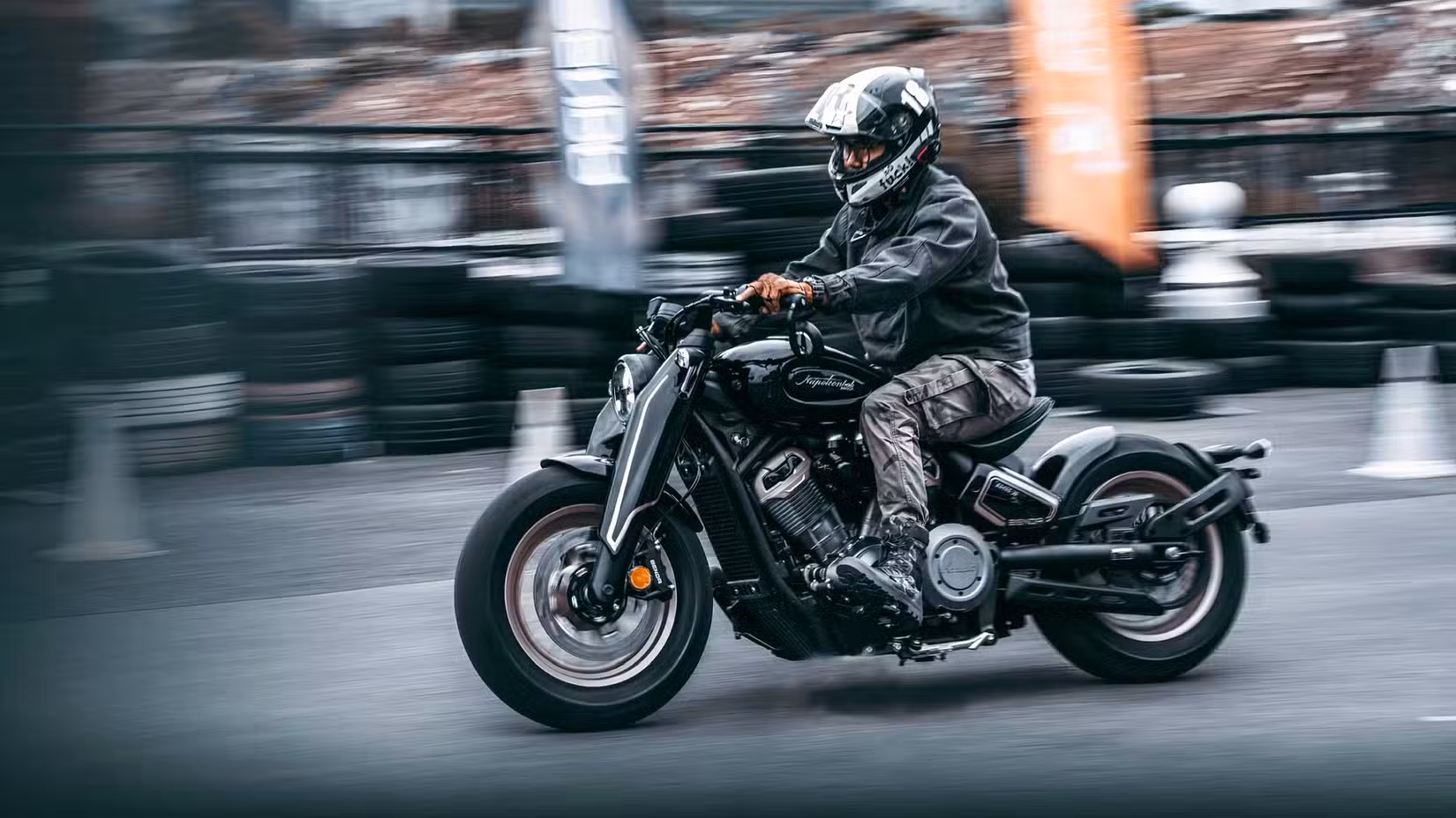 Tracking shot of a Benda Napoleonbob 500 being ridden