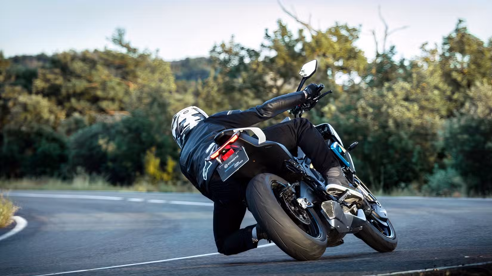CFMoto 675NK - knee-down cornering