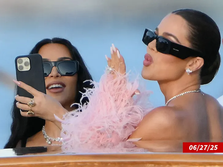 kim khloe kardashian selfie sub getty swipe