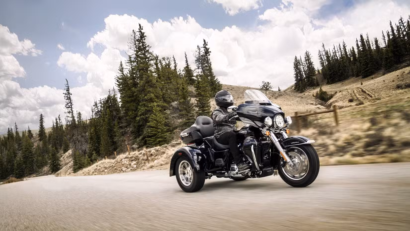 Harley-Davidson Tri Glide Ultra action shot front three quarter
