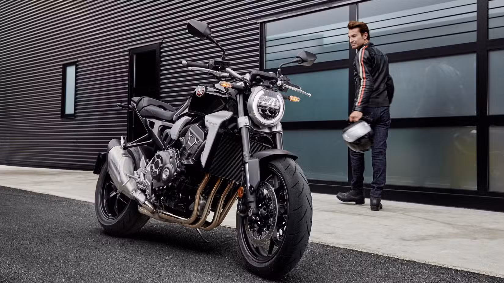 Hero shot of a 2018 Honda CB1000R Neo Sports Cafe