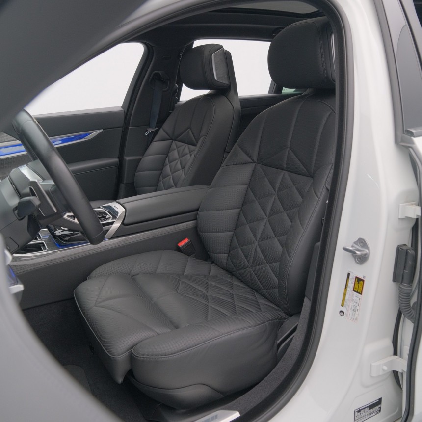 2025 BMW 740i