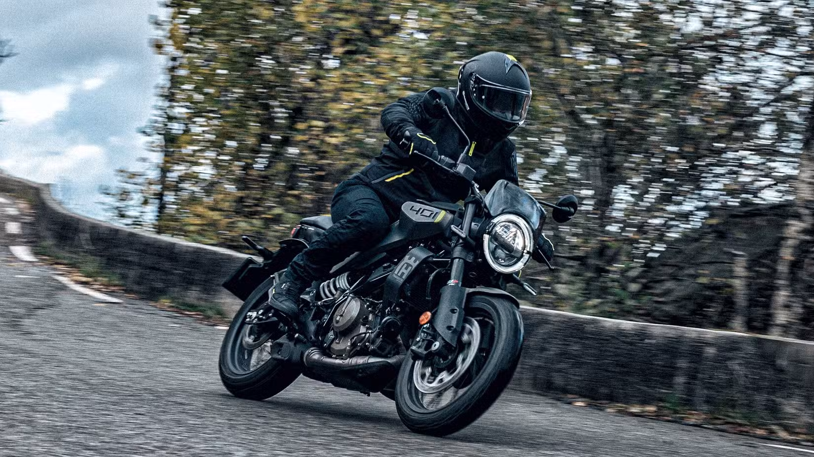 Husqvarna Svartpilen 401 Hero Action