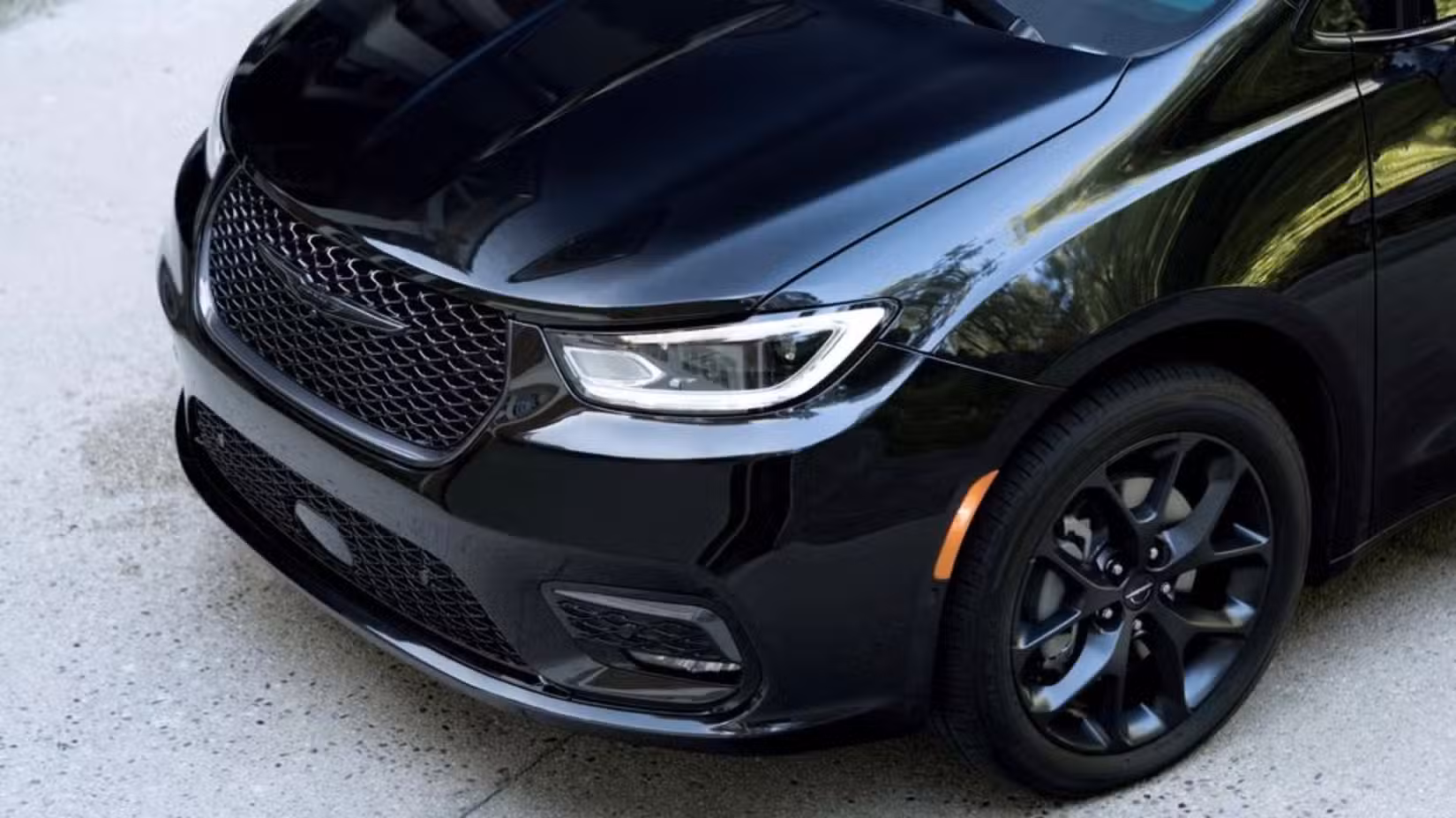 2024 Chrysler Pacifica Hybrid front end close-up