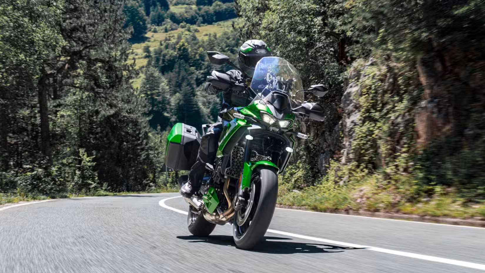 Action shot of a Kawasaki Versys 900 SE LT