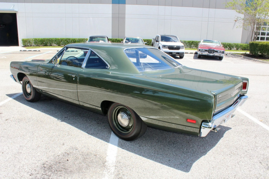 1969 Plynmouth Road Runner Hemi 4\-speed