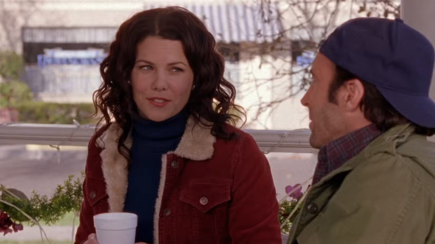 Lorelai and Luke eat together in the gazebo in Gilmore Girls season 2