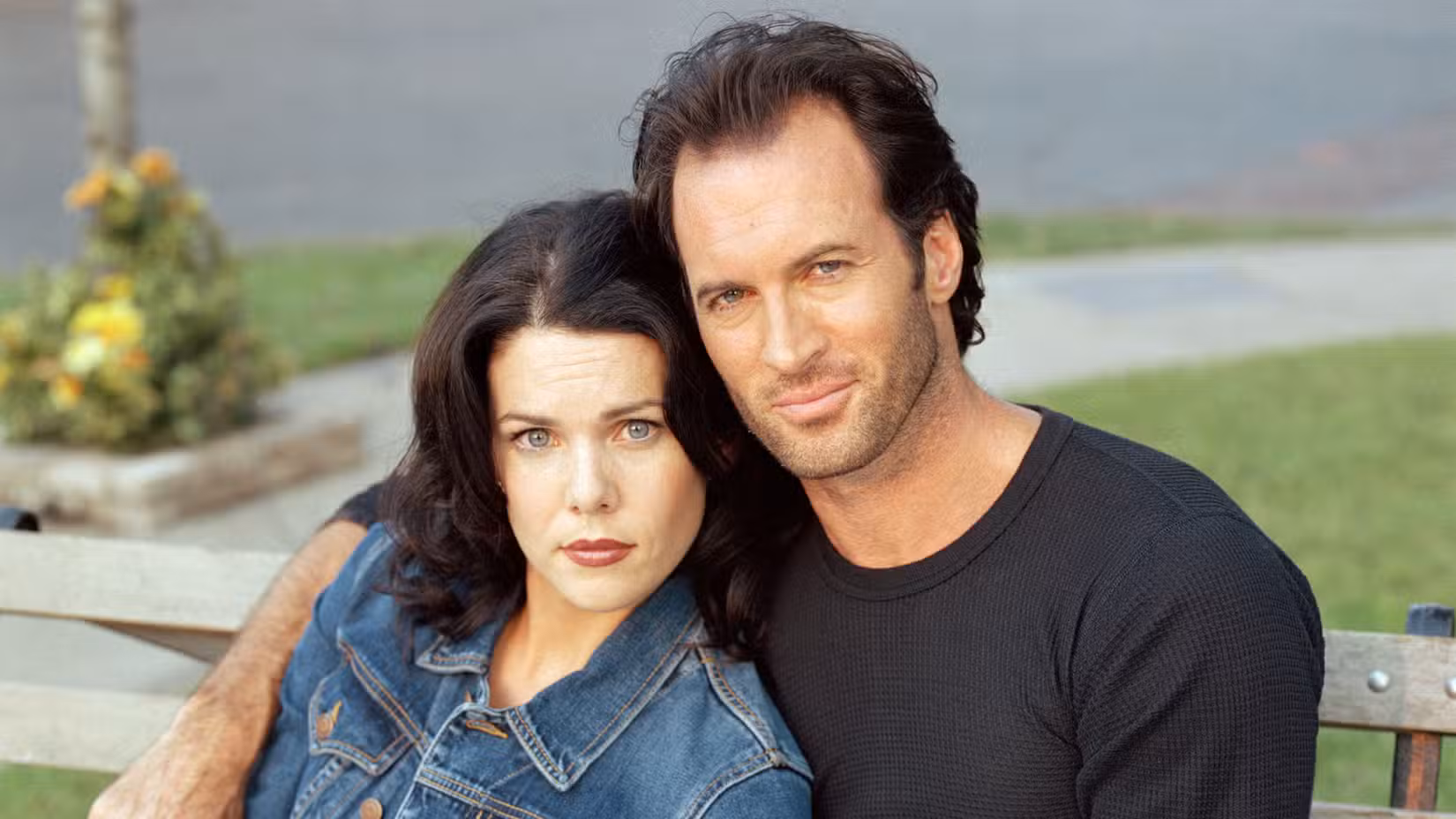 Luke and Lorelai posing in a promo photo for Gilmore Girls season 1