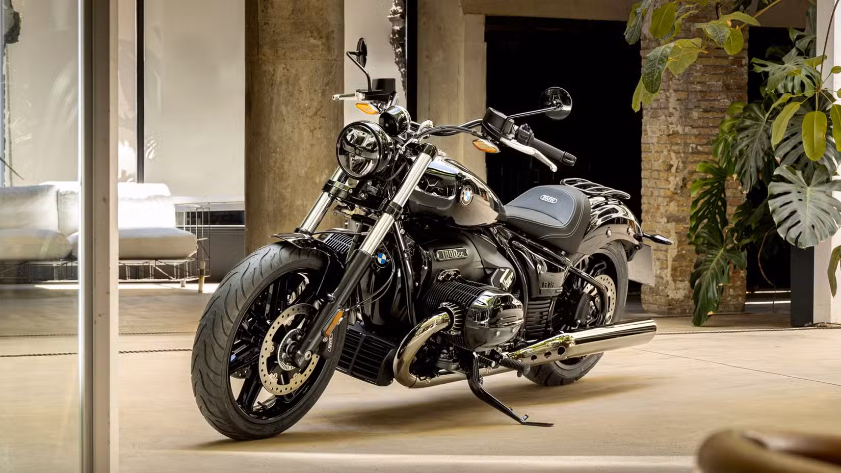 BMW R 18 front third quarter parked view