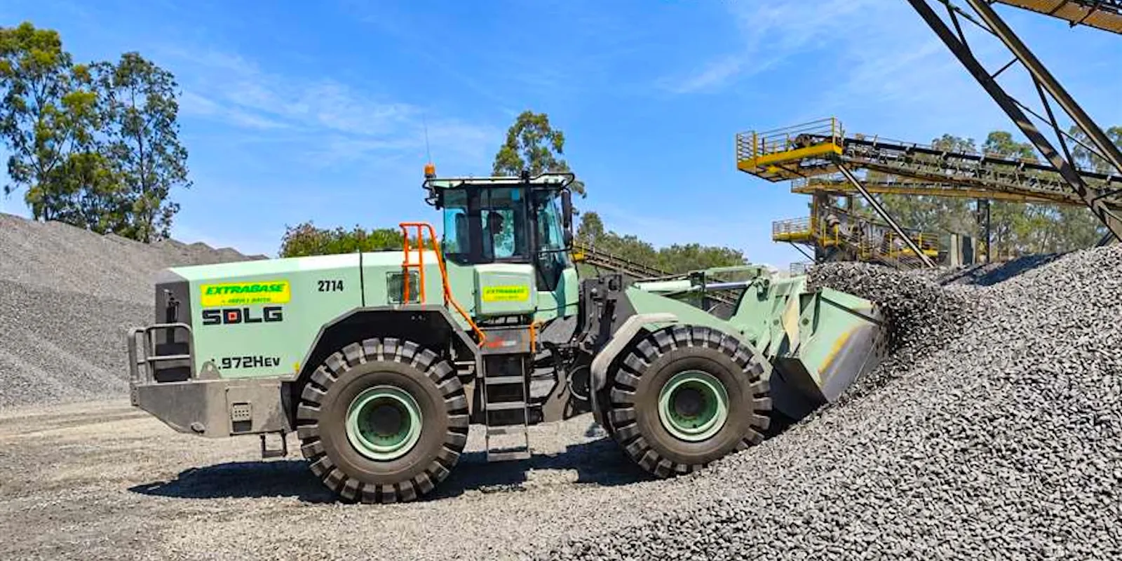 Six electric SDLG wheeled loaders are set to enter operation in Brazil after distributor Tracbel completed what it says is the manufacturer’s first sale of electric machines in the country.