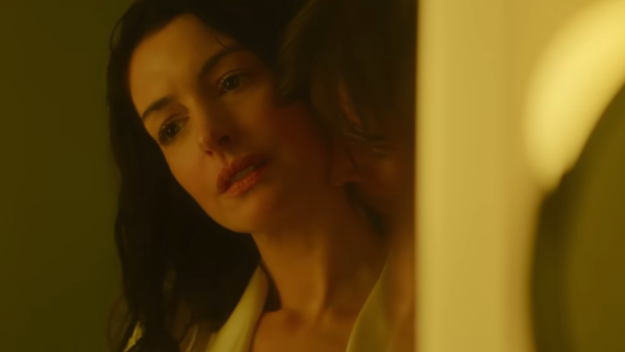 Josh Hartnett kissing Anne Hathaway's neck in Verity.
