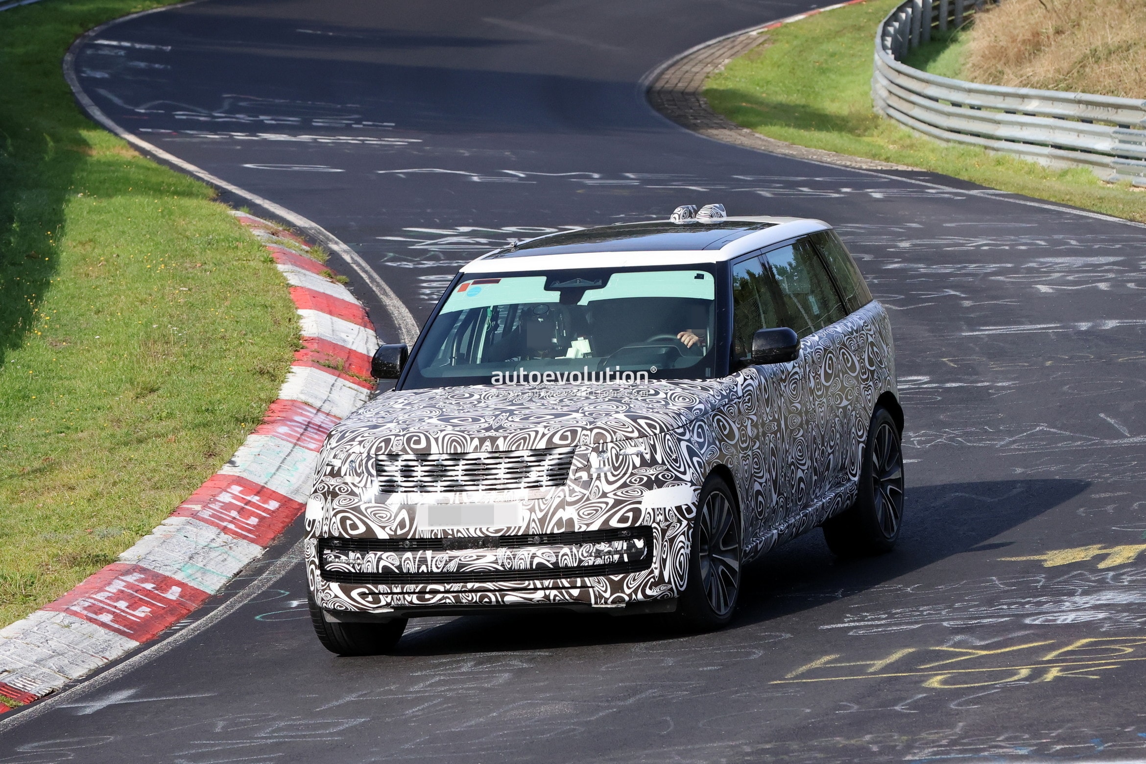 The Fifth-Gen Range Rover Is Getting a Facelift for 2028