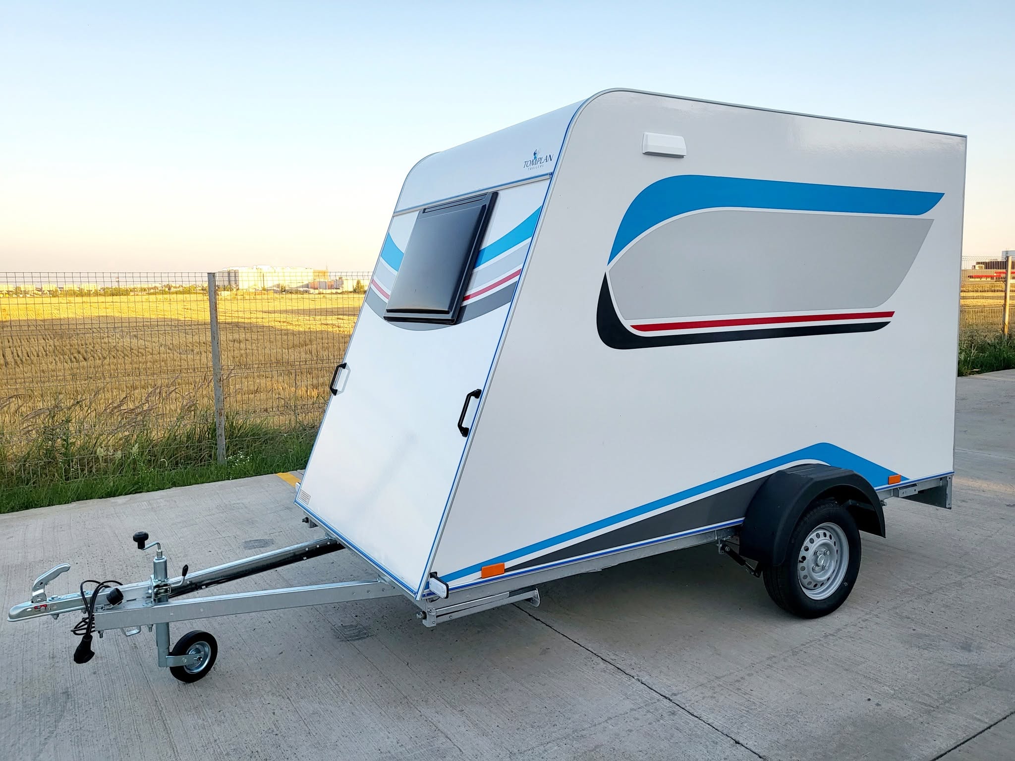 Tomplan Does Toy Hauler Campers In Different Ways– Composite Midi Freight XL Considers As Little as 772 Lbs