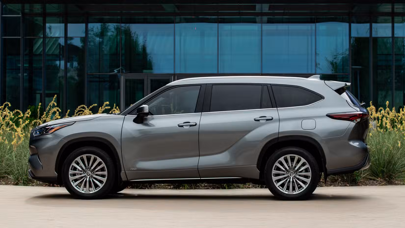 2025 Toyota Highlander Hybrid 25th Edition Exterior Side Shot