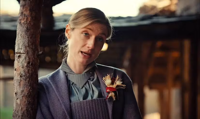 Elizabeth Debicki says her 'Wicker' costume was uncomfortable.