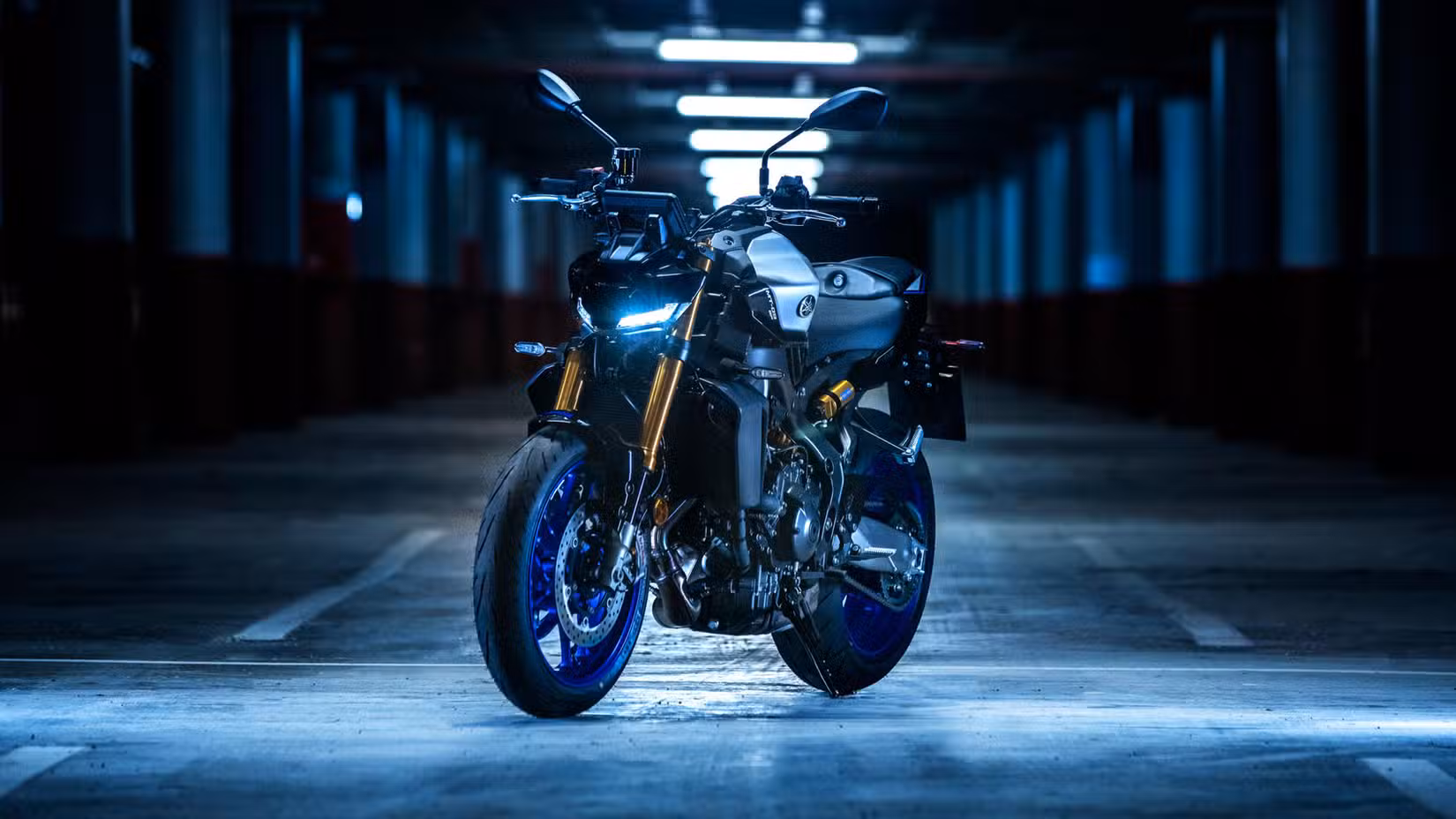 A static shot of the Yamaha MT-09 SP in a parking lot 