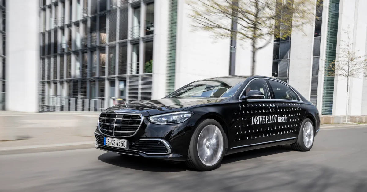 Feds want robotaxis to signal ‘I’m driving’ with cyan-colored lights
